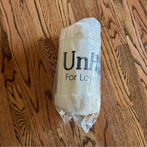 UnHide Lil Marsh vegan furry blanket NWT NIP in color Snow White size small - Picture 3 of 6